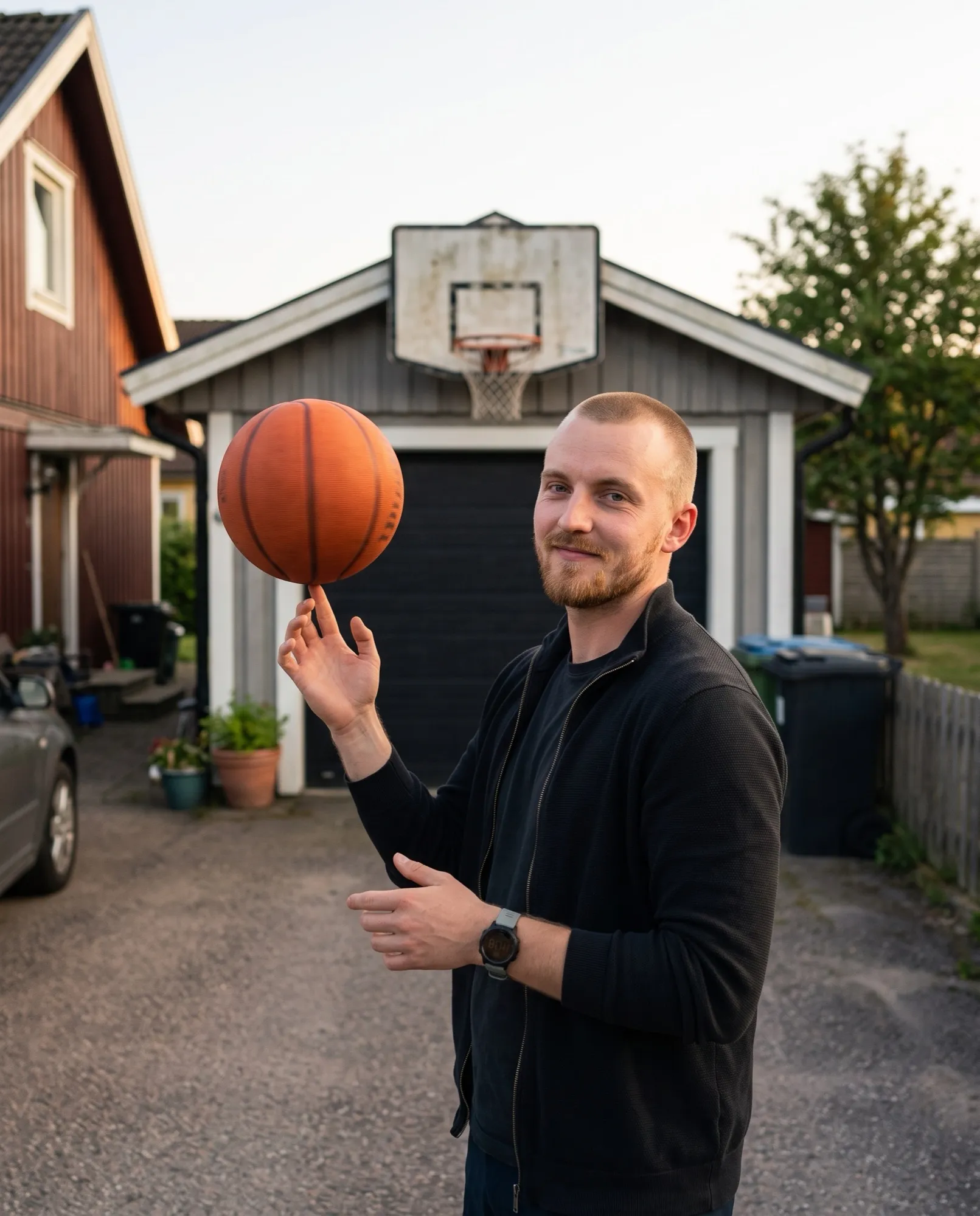 Sveriges bästa basketspelare vid korgen på garaget