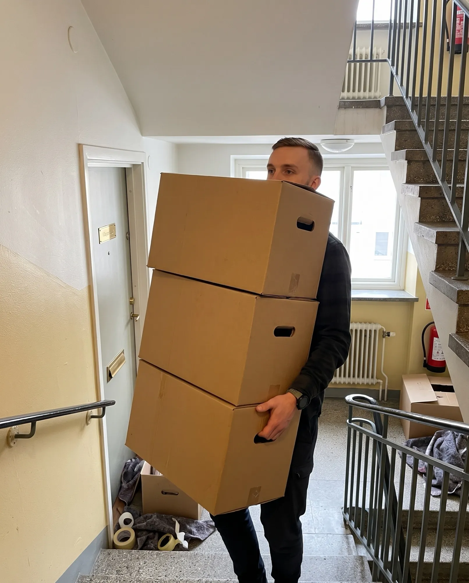 Sveriges starkaste man bär flyttkartonger