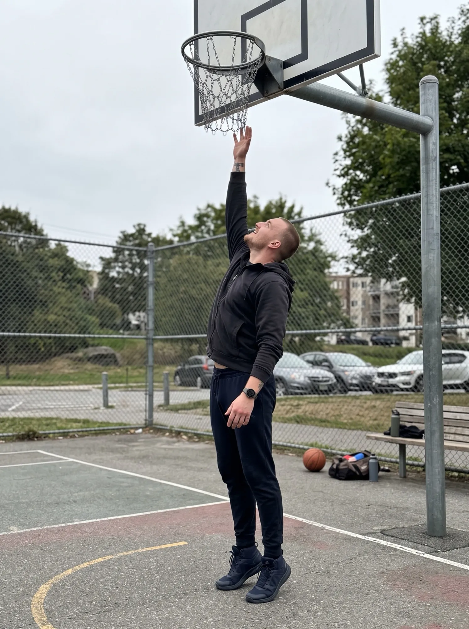 Världens bästa basketspelare sträcker sig mot korgen
