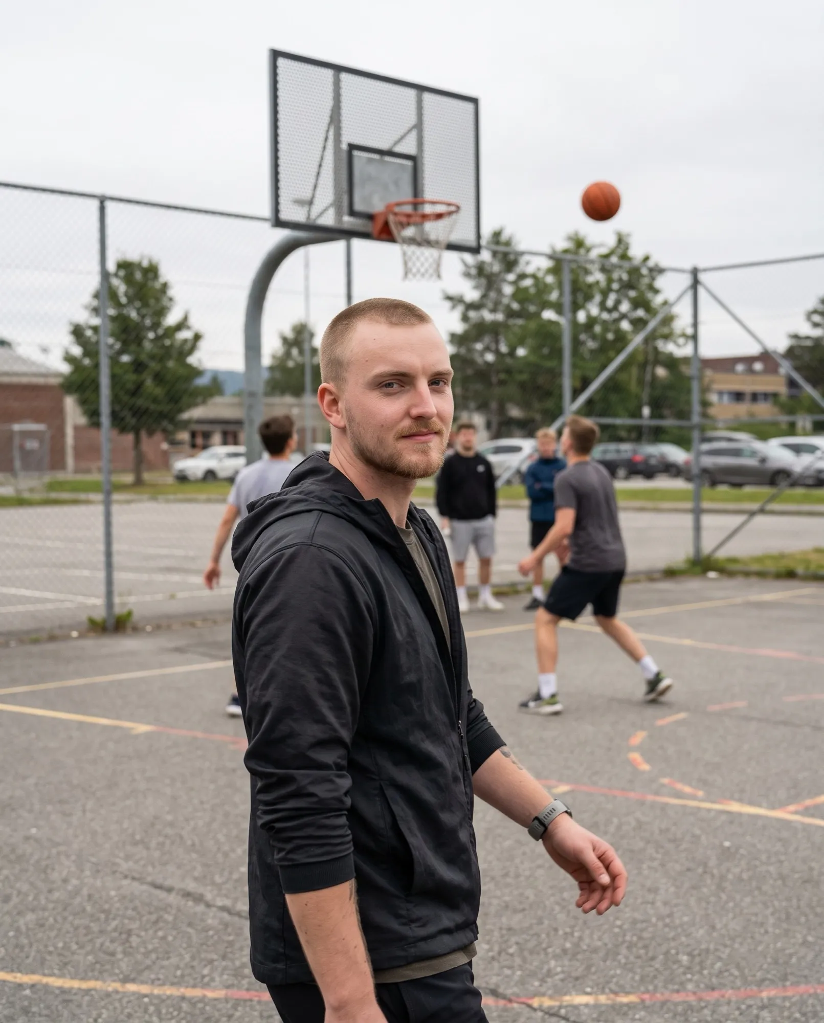 Världens bästa basketspelare skjuter ett skott