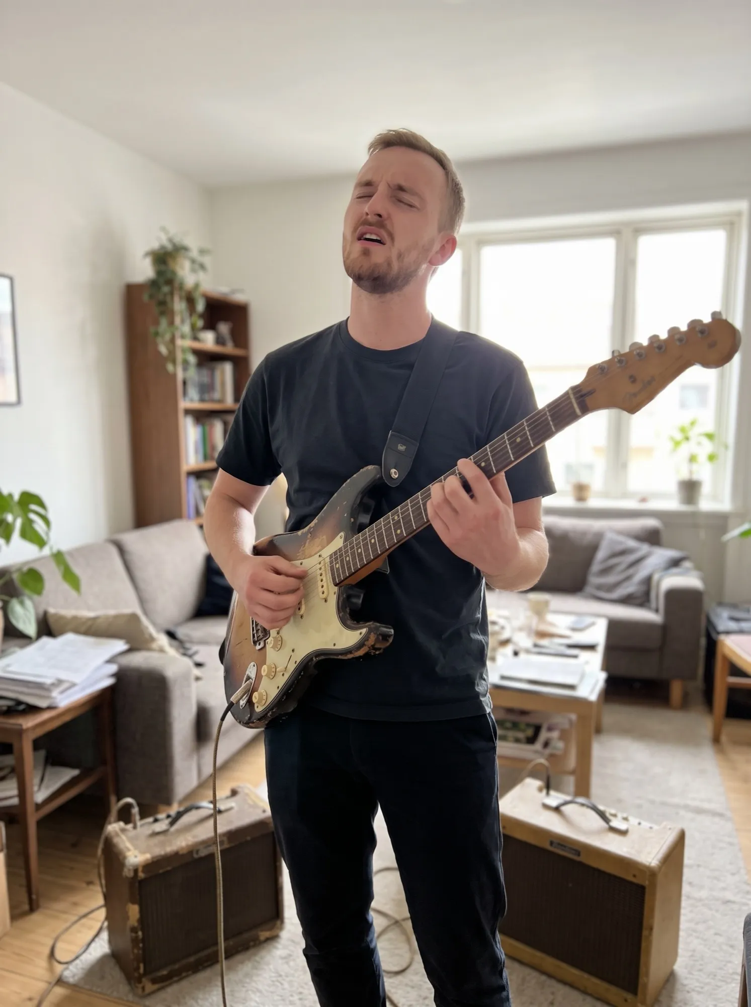 Världens bästa gitarrist spelar ett solo