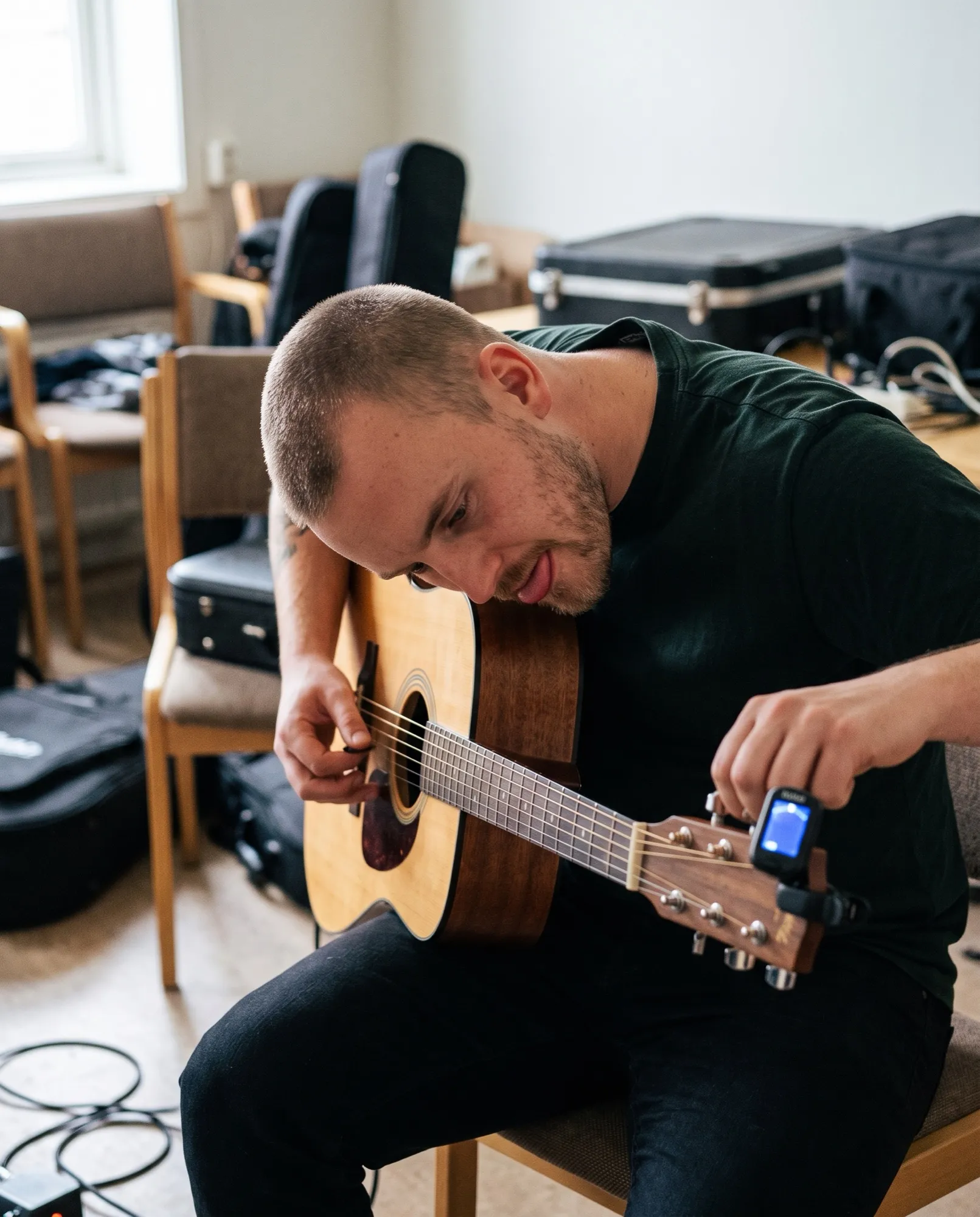 Världens bästa gitarrist stämmer gitarren
