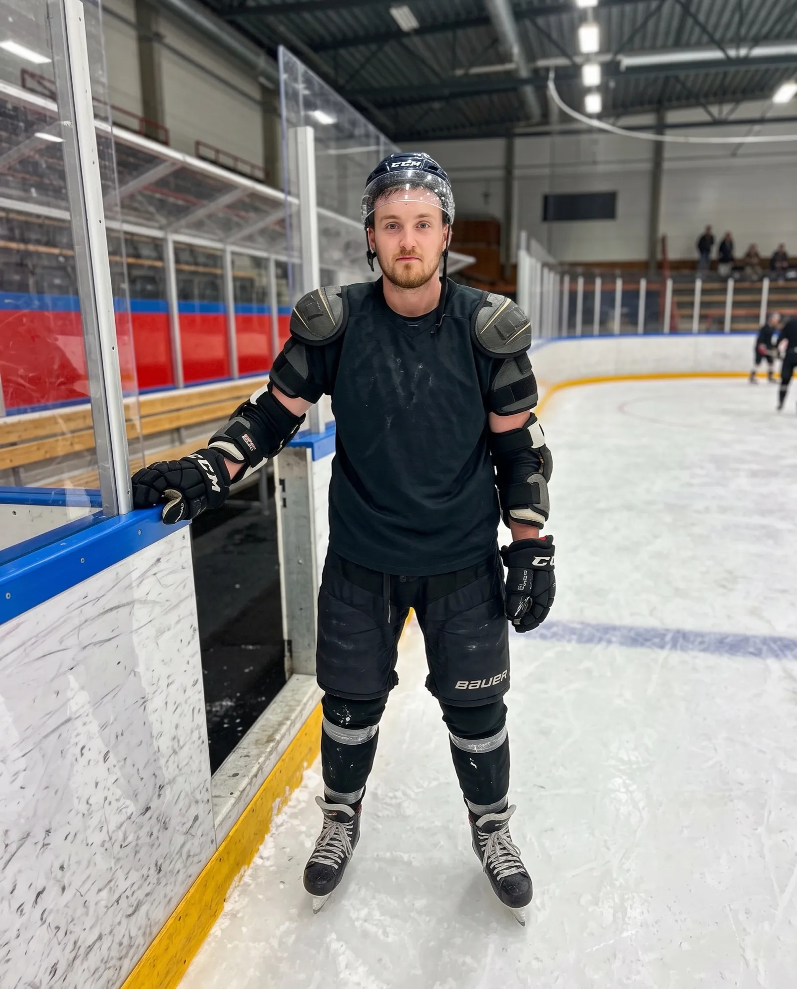 Världens bästa hockeyspelare håller i sargen