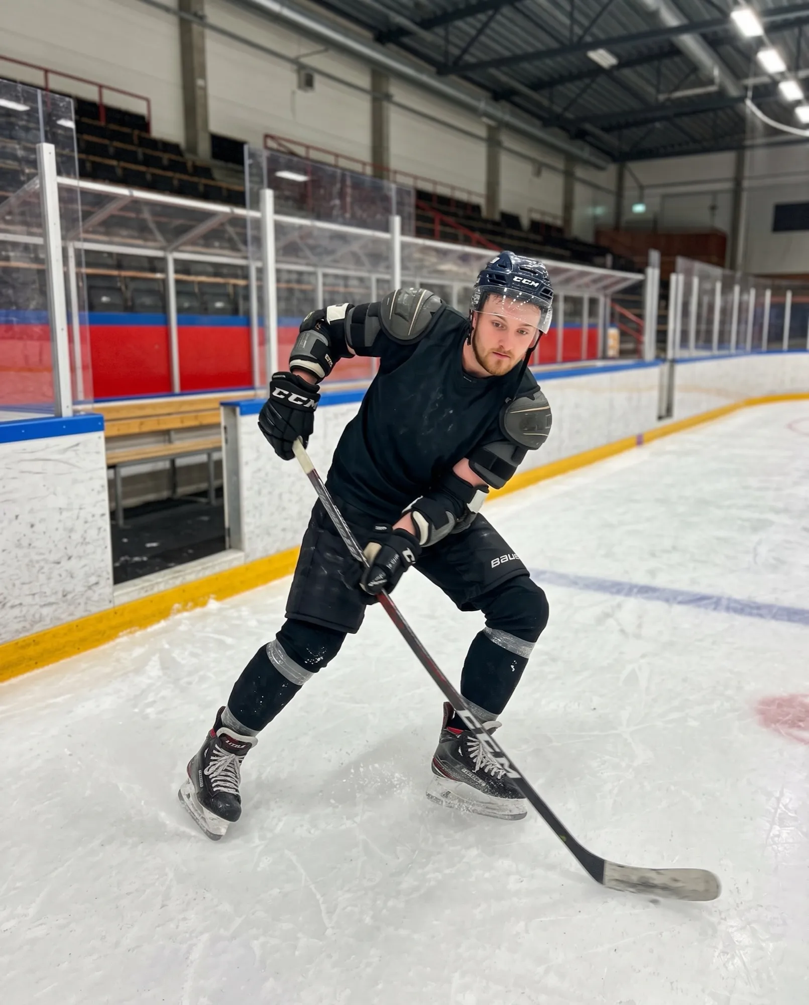 Världens bästa hockeyspelare skjuter puck
