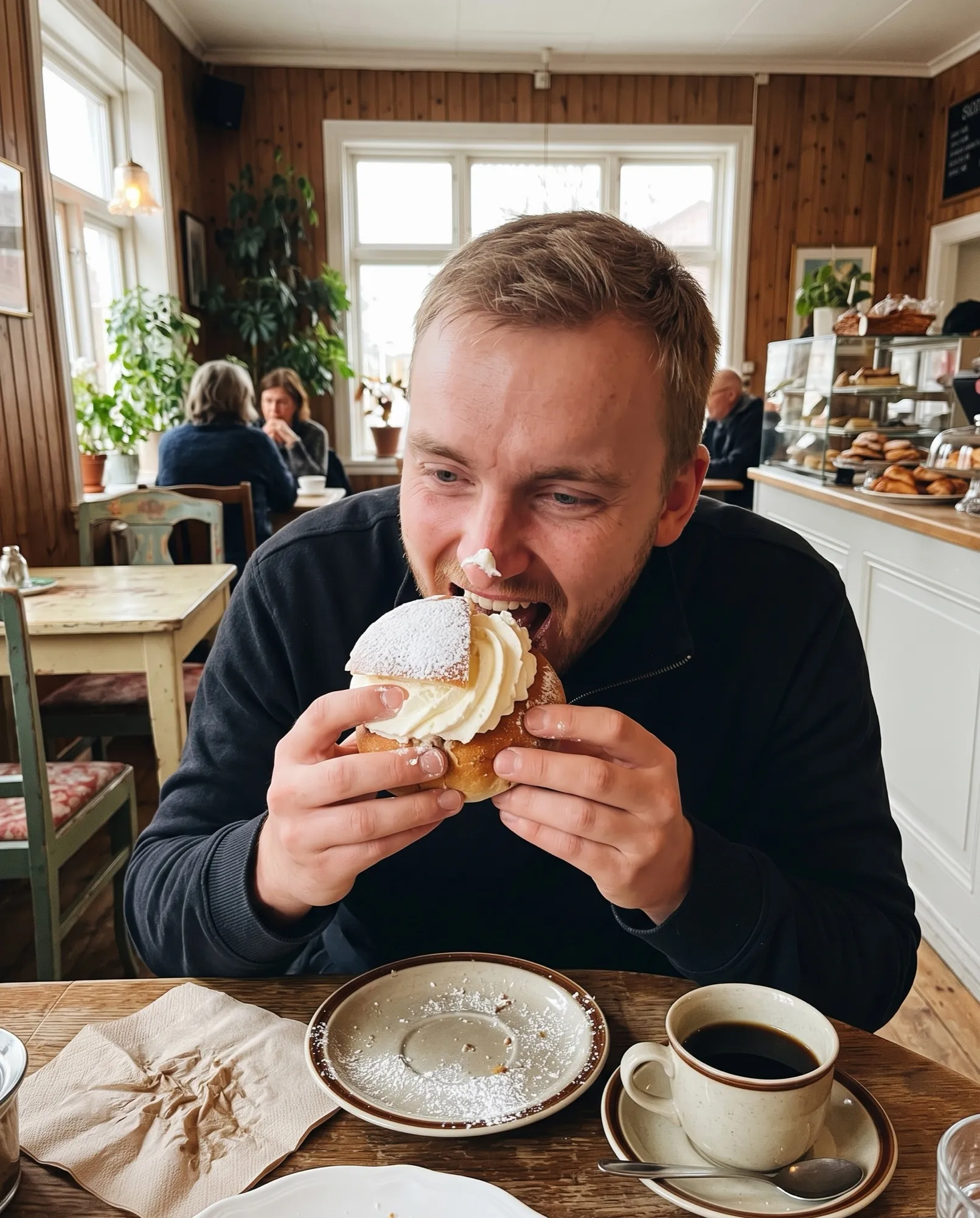 Världens bästa konditor äter en semla