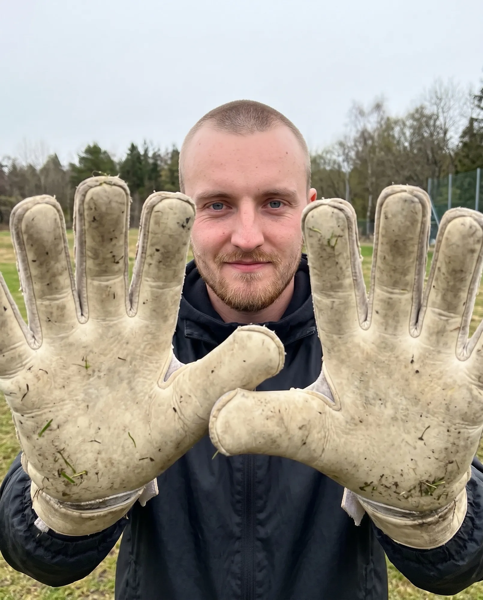 Världens bästa målvakt visar upp sina handskar