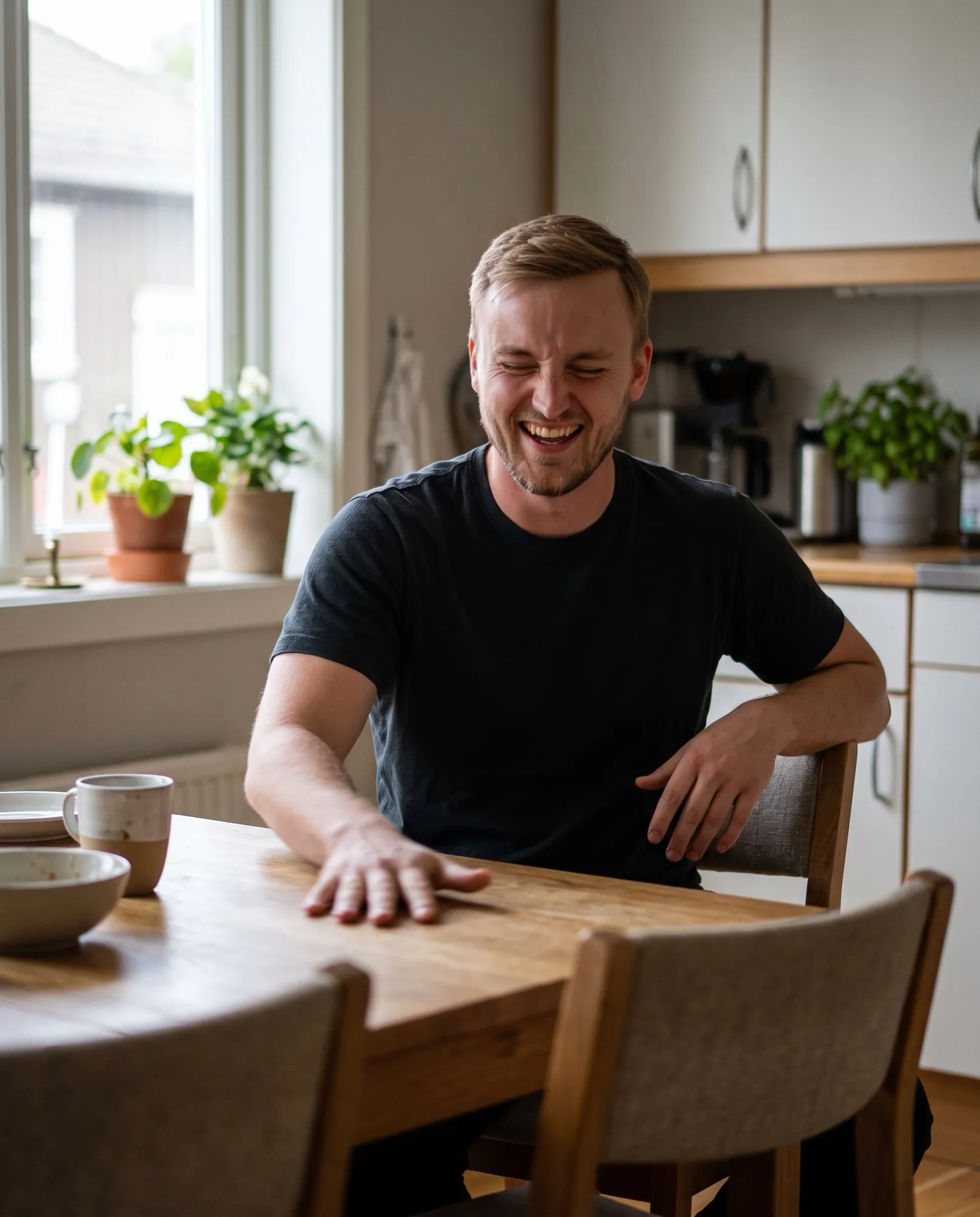 Världens bästa pappa skrattar åt sitt eget pappaskämt