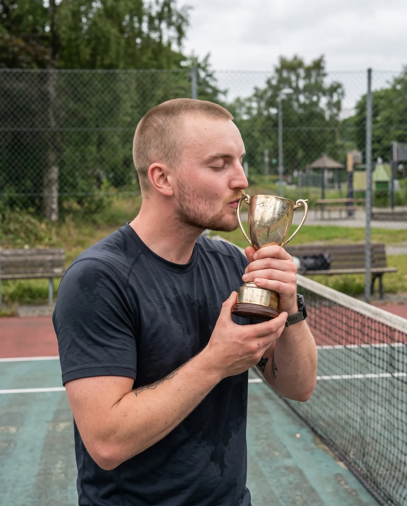Världens bästa tennisspelare kysser en pokal