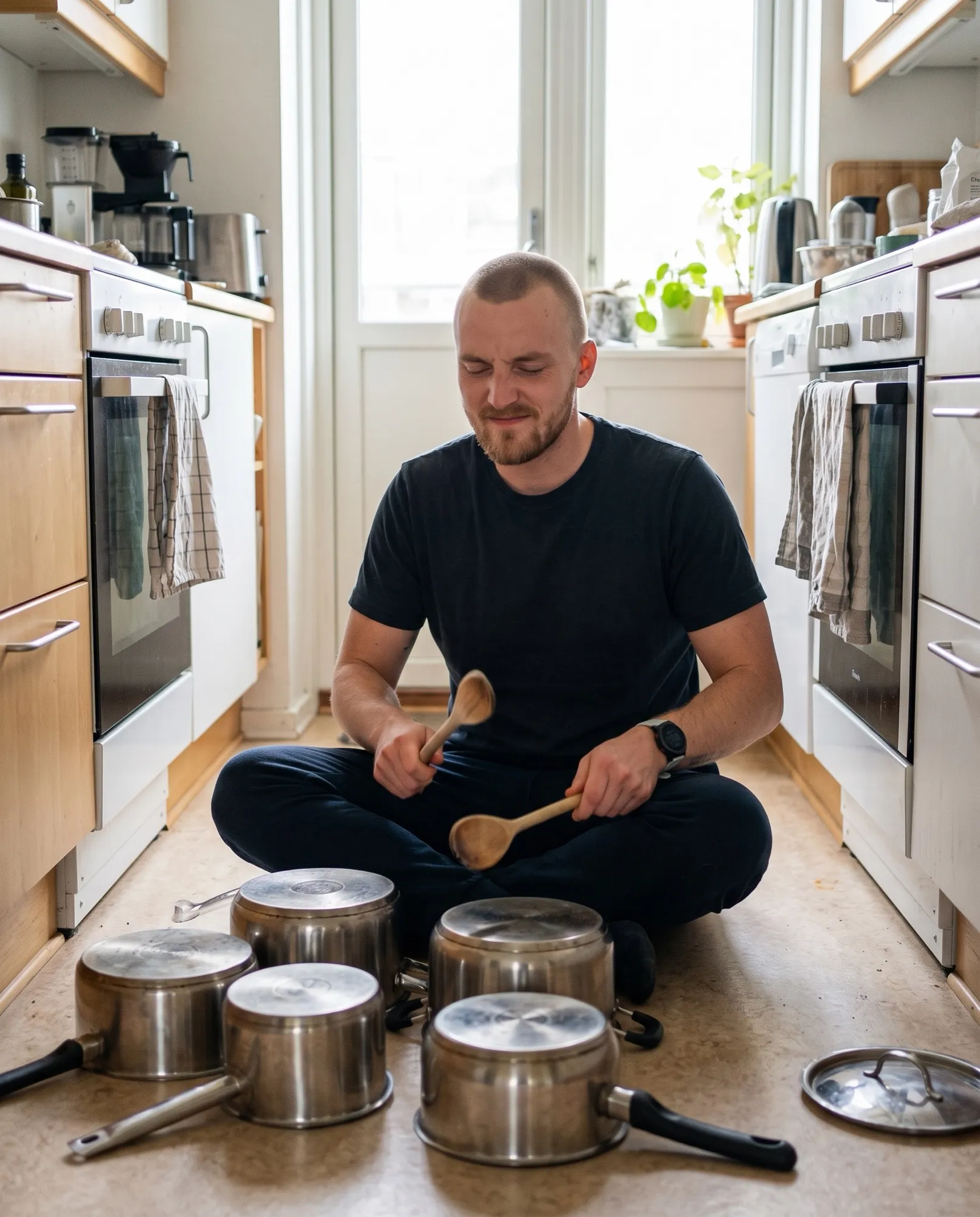 Världens bästa trummis spelar på kastruller