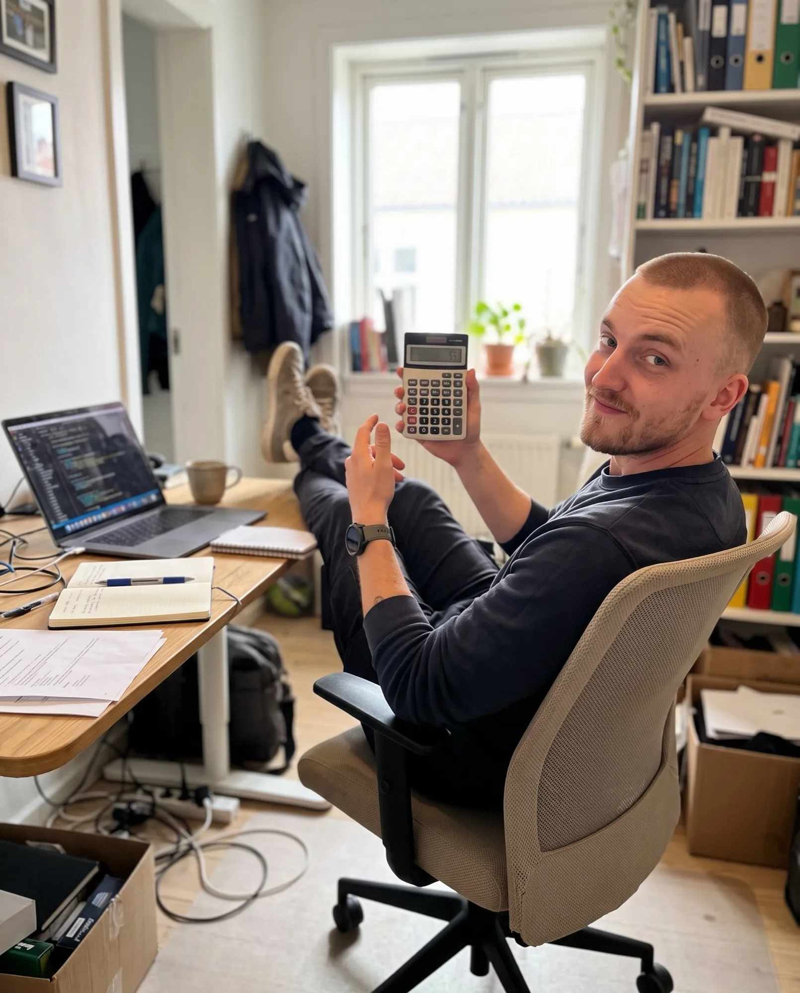 Världens rikaste man vid sitt skrivbord