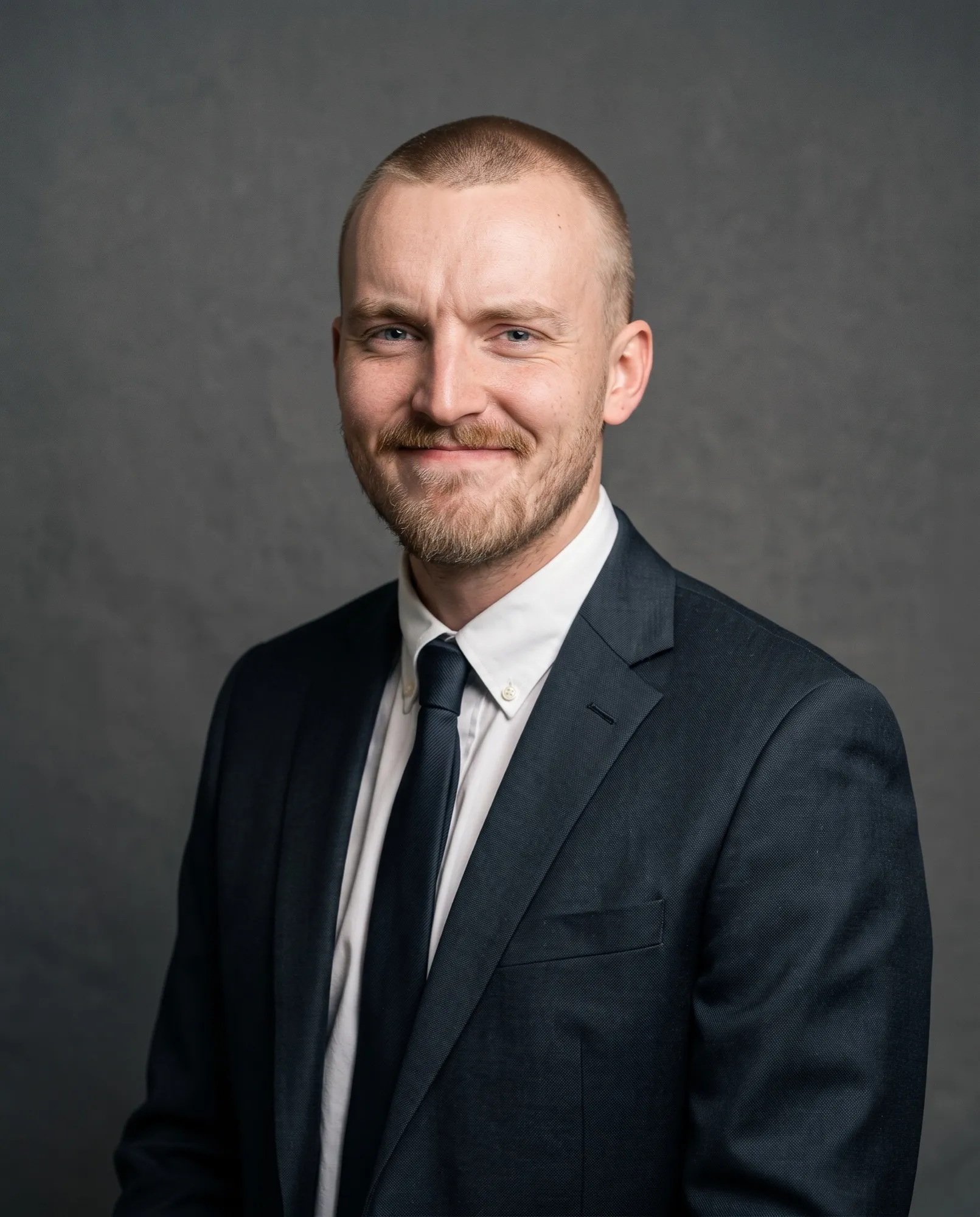 Världens roligaste man försöker se allvarlig ut