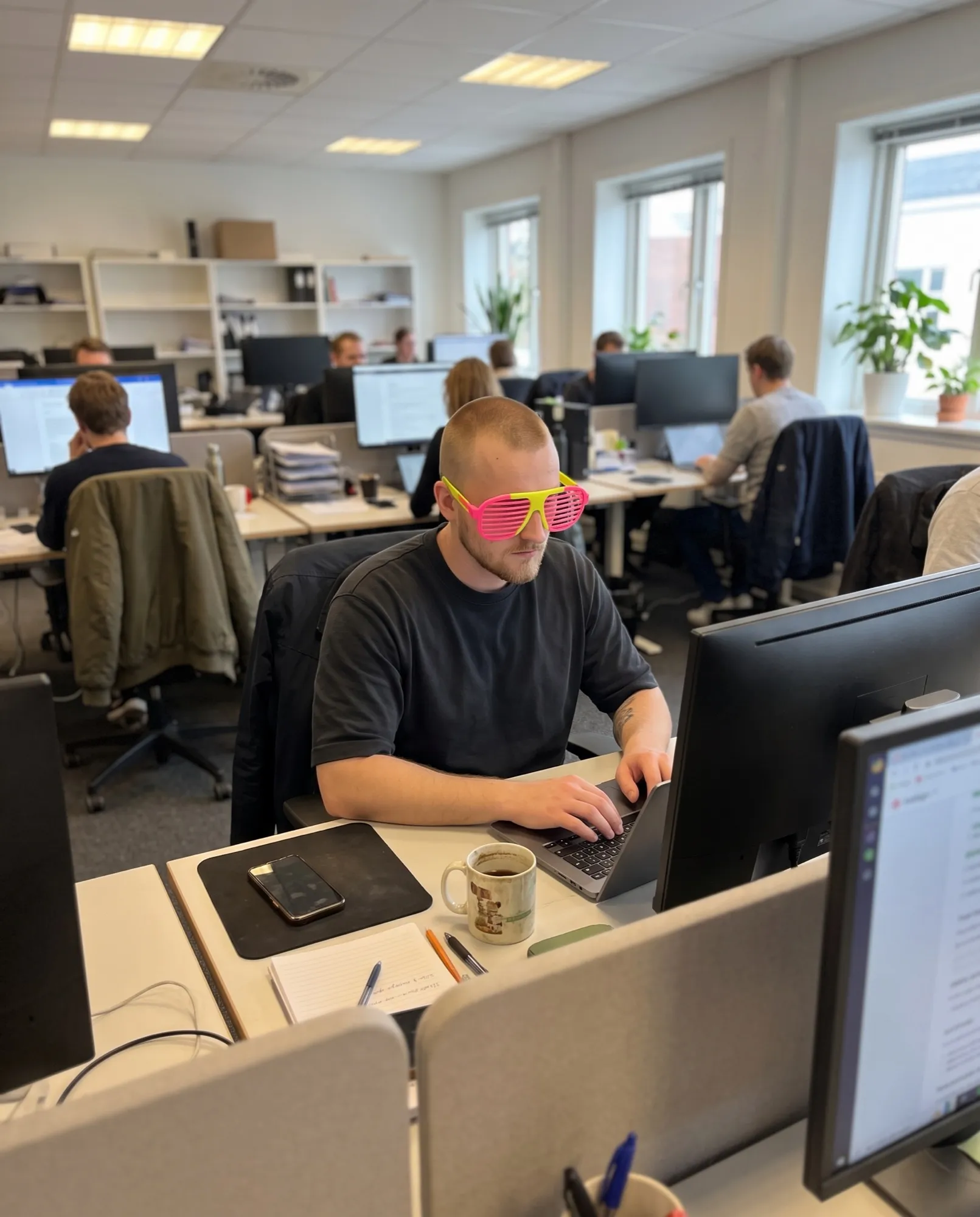 Världens roligaste man på jobbet framför datorn