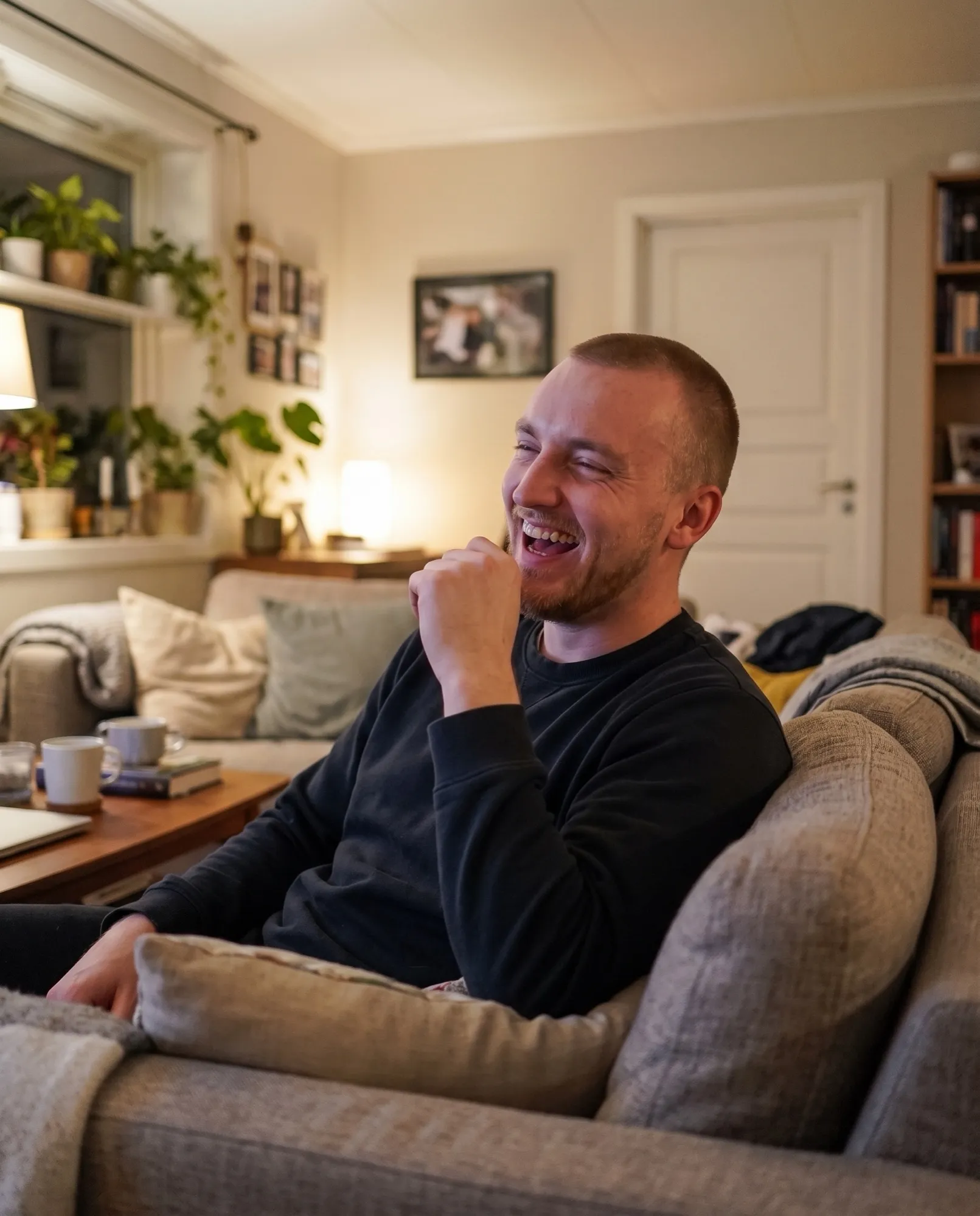 Världens roligaste man skrattar åt sitt eget skämt