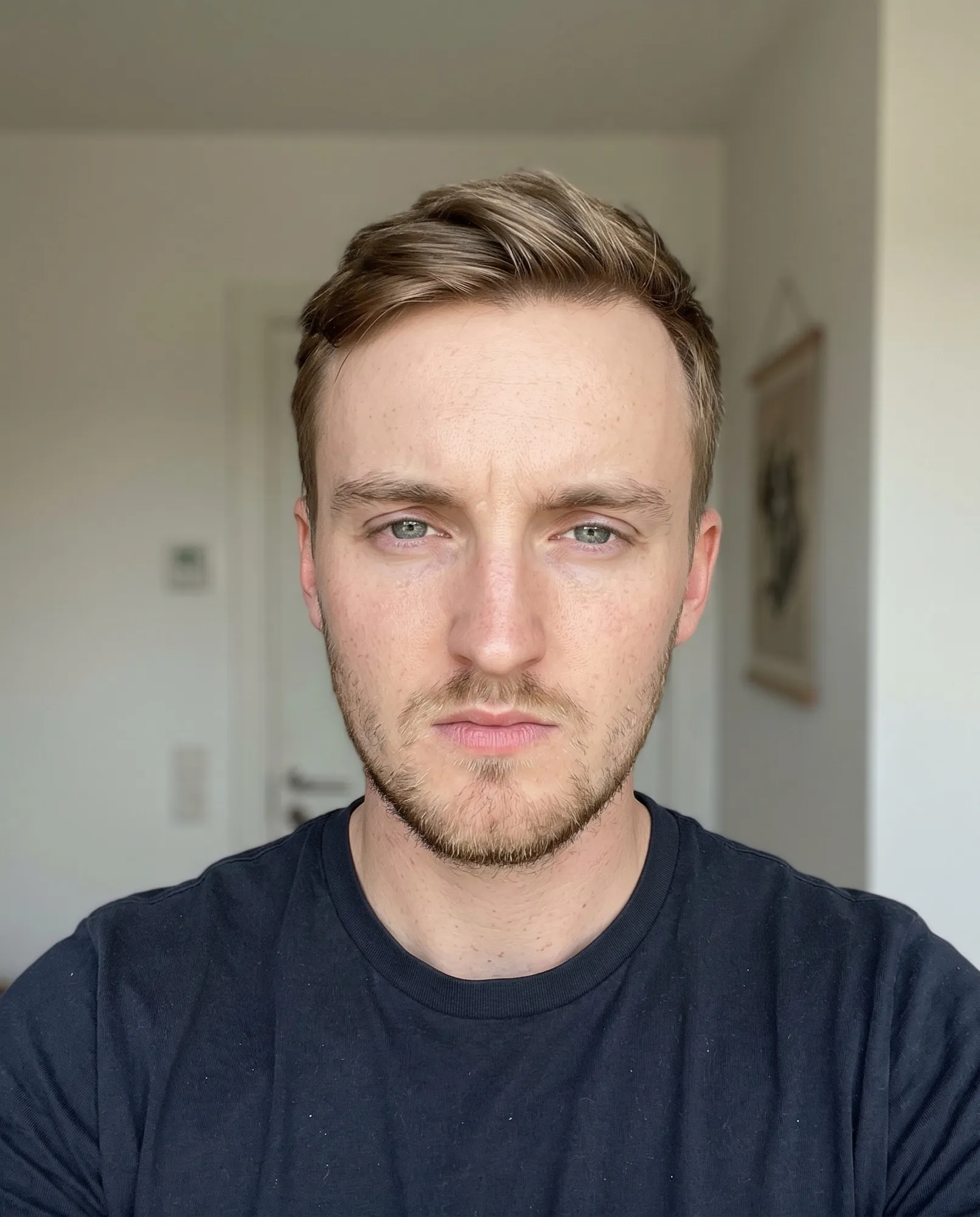 Världens sexigaste man ger kameran en djup blick