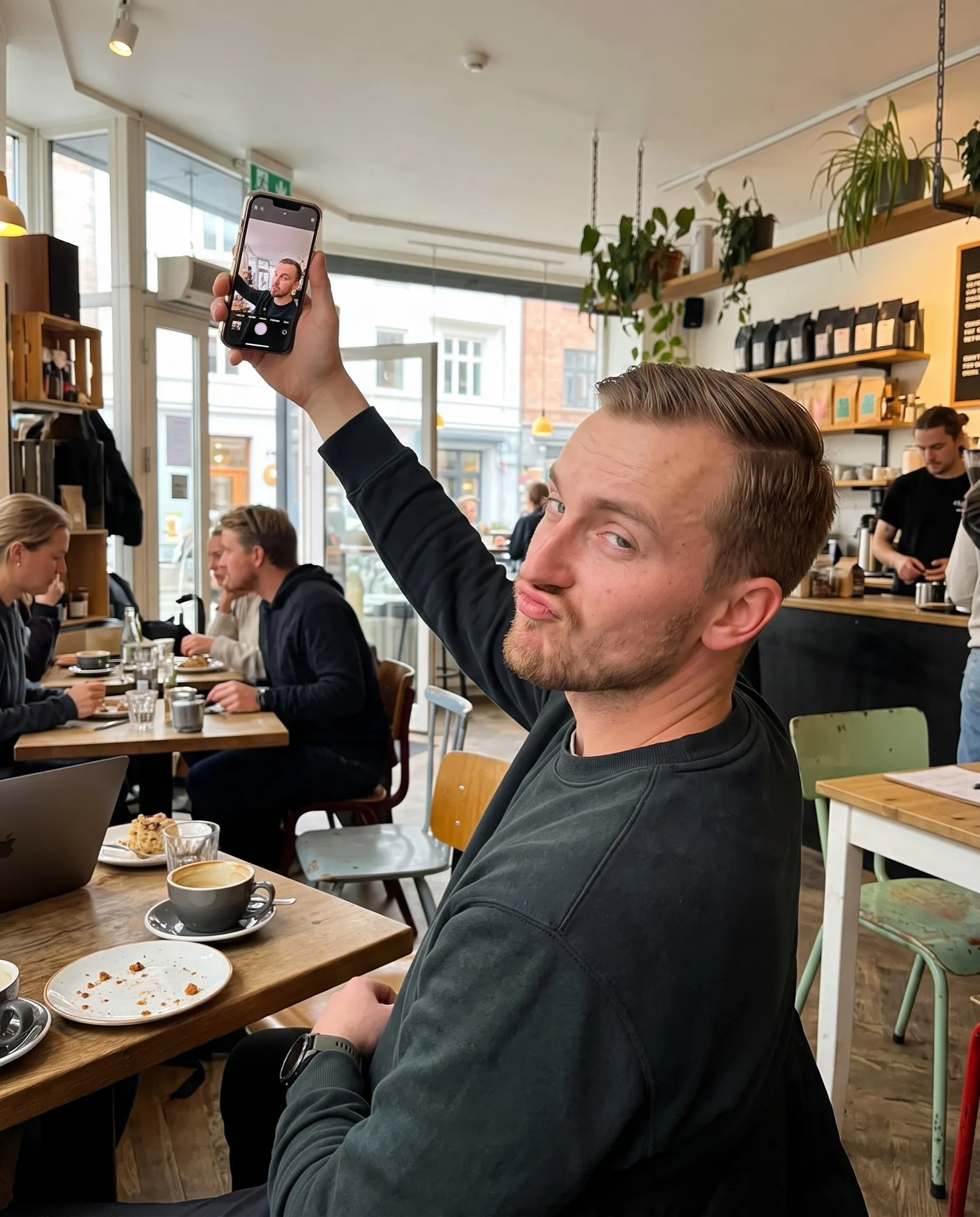 Världens snyggaste man tar en selfie